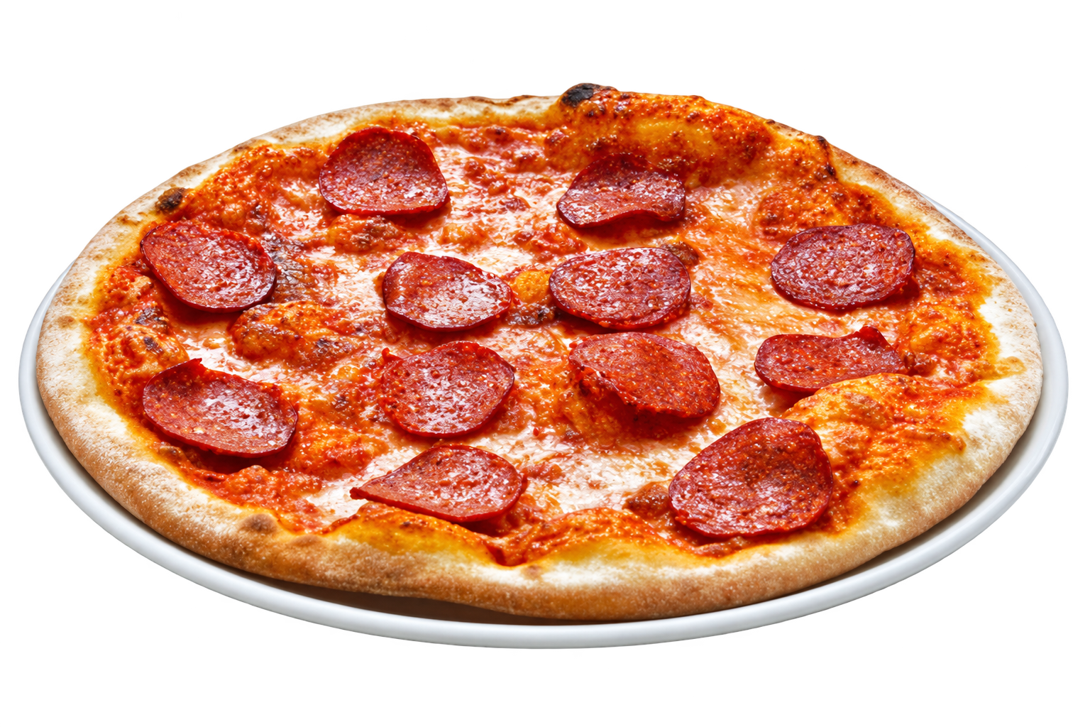 Frissen sült szalámis pizza tányéron
